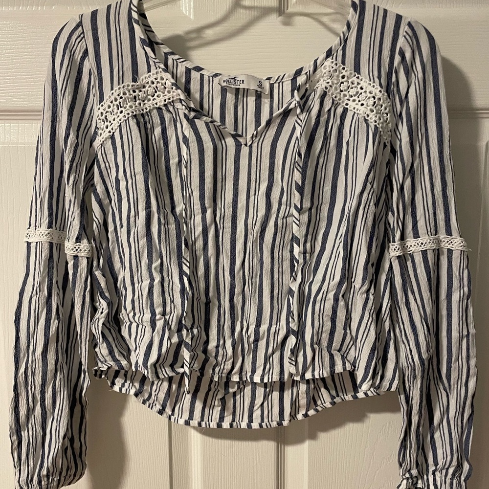 HOLLISTER WHITE AND BLUE STRIPED BLOUSE SIZE SMALL